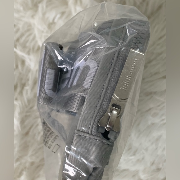 Lululemon Everywhere belt bag 1L, Silver Drop/ White -Discontinued - Picture 6 of 16
